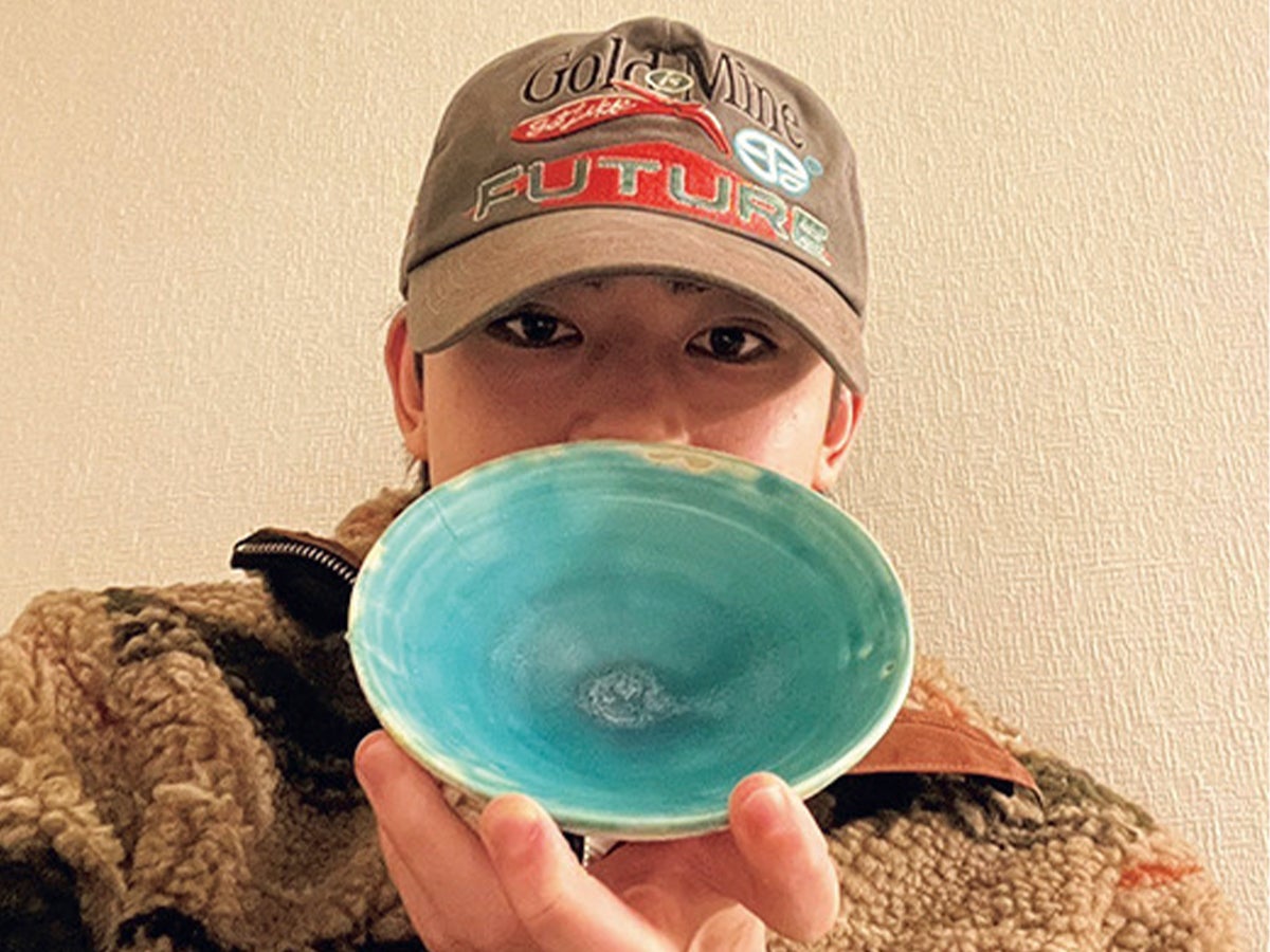 完成した器を見せる豊田