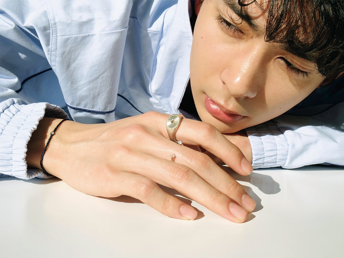 PLOWのコードブレスレット、HORIZONのブラウンダイヤリング、LOROのブランクリング