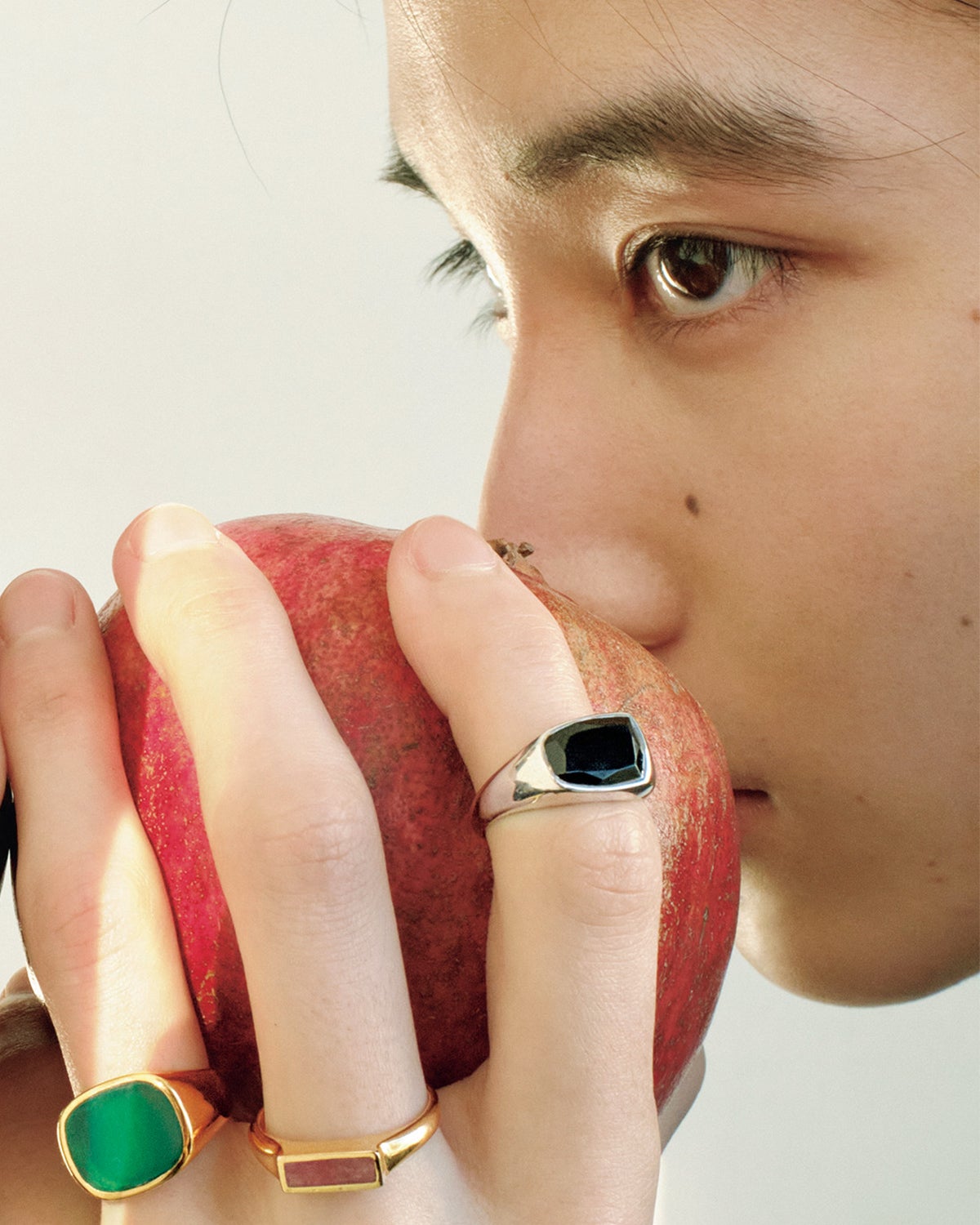 MARIHAのブラックリング、MATSUO Toshihikoのスクエアリング、les solidesのグリーンリング