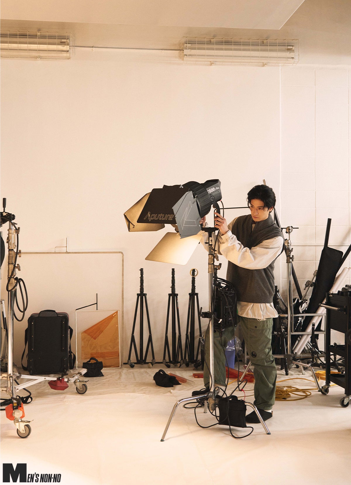 機材をセッティングする中島裕翔