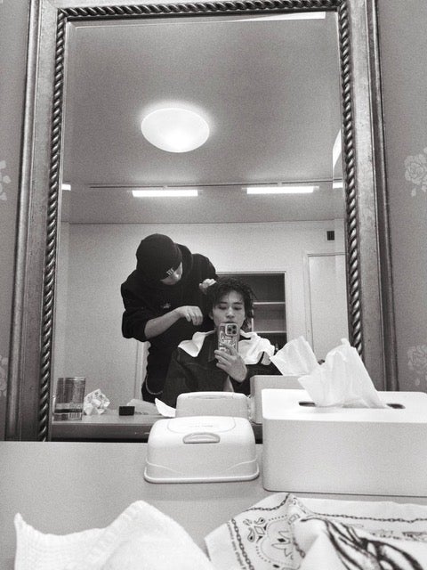 ヘアセットされている中田圭祐。セットしているのは俳優の高橋侃さん