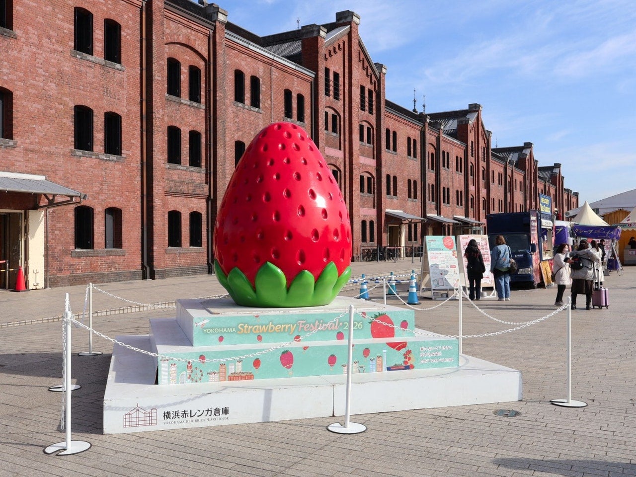 横浜赤レンガ倉庫イベント広場「Yokohama Strawberry Festival 2026」の巨大オブジェ