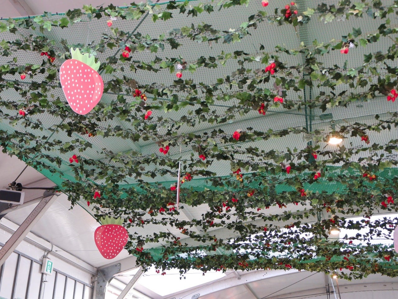 横浜赤レンガ倉庫イベント広場「Yokohama Strawberry Festival 2026」の会場内