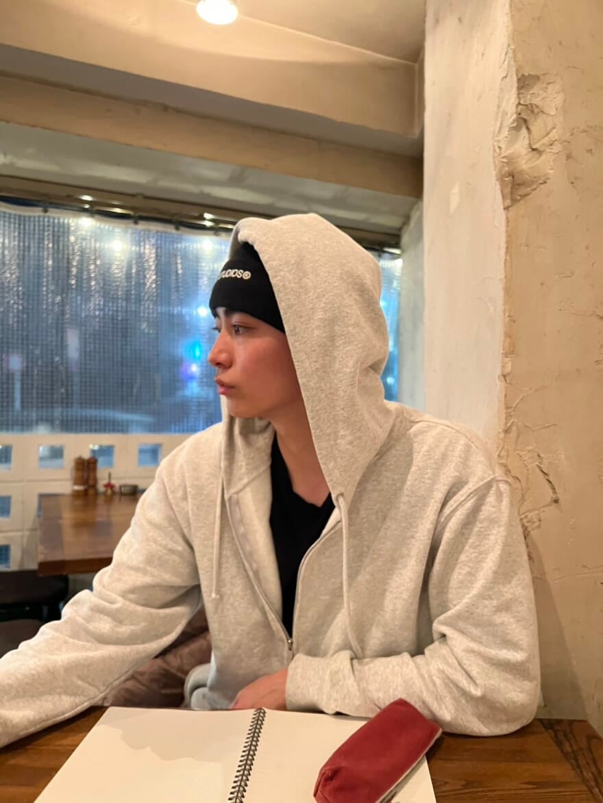 机にノートを広げるメンズノンノモデル豊田裕大