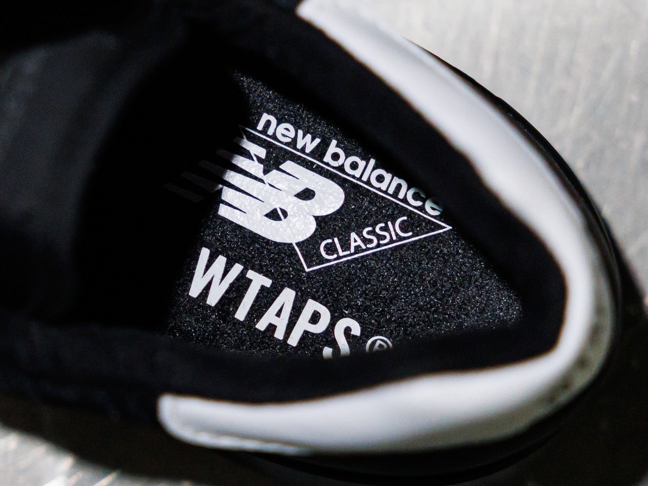 完売必至の“コラボブラック”！「ニューバランス」×「ダブルタップス」は名作“1300”を再構築した大人スニーカー！