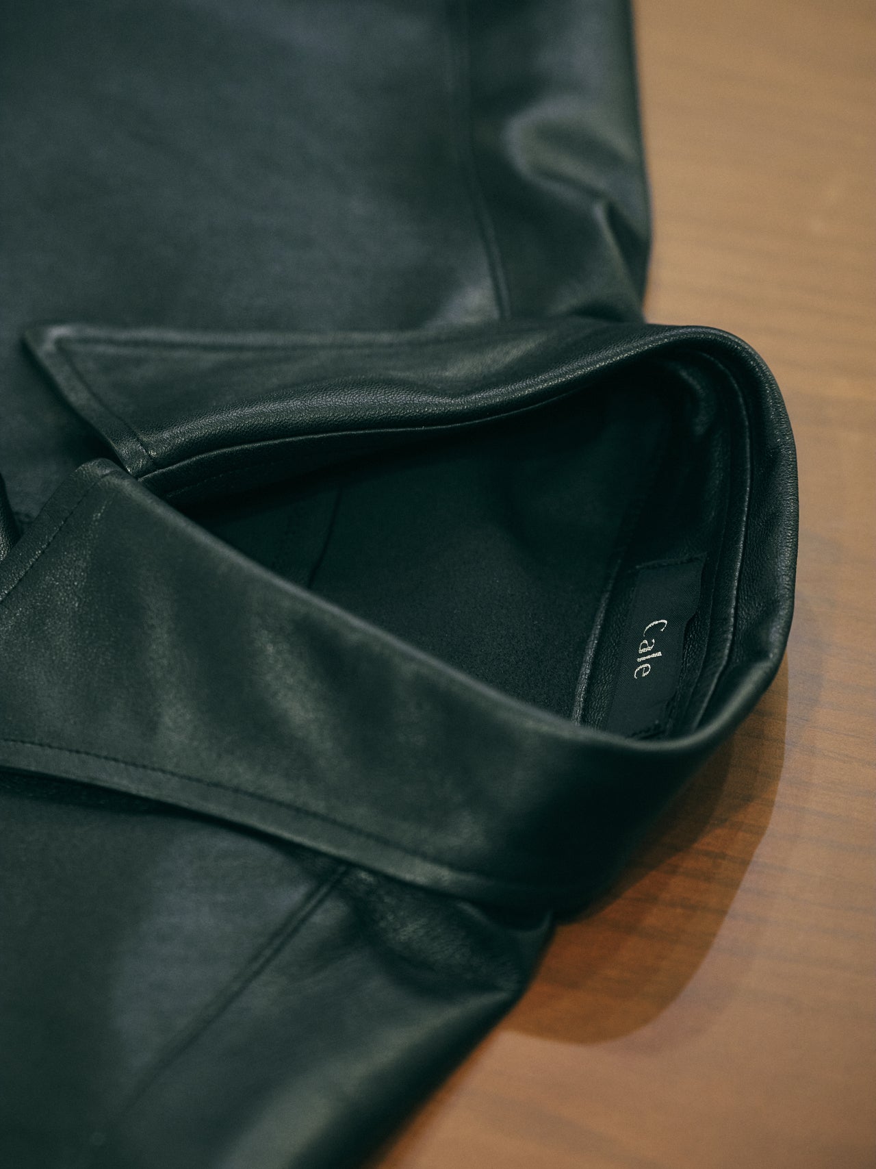 オシャレな人が買ってよかったカルのレザーシャツの襟