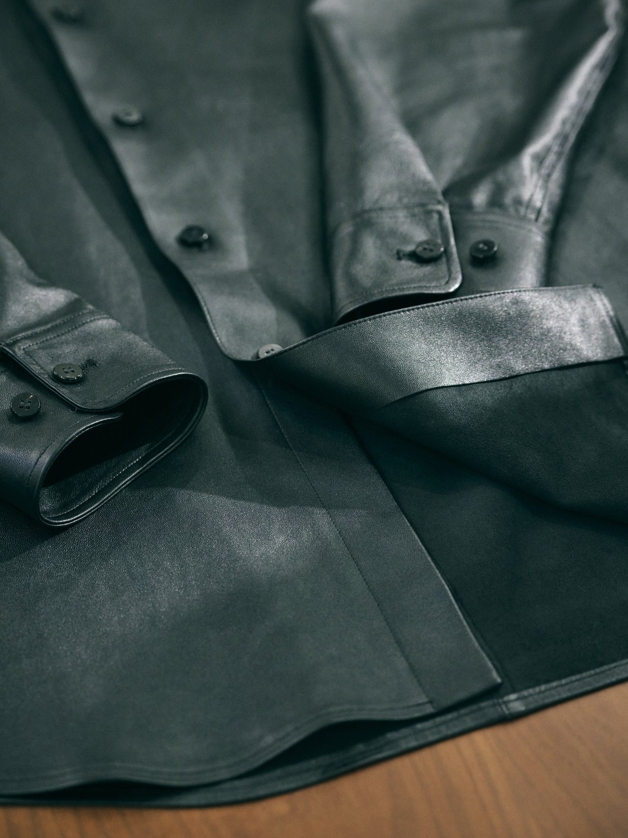 オシャレな人が買ってよかったカルのレザーシャツの素材感寄り