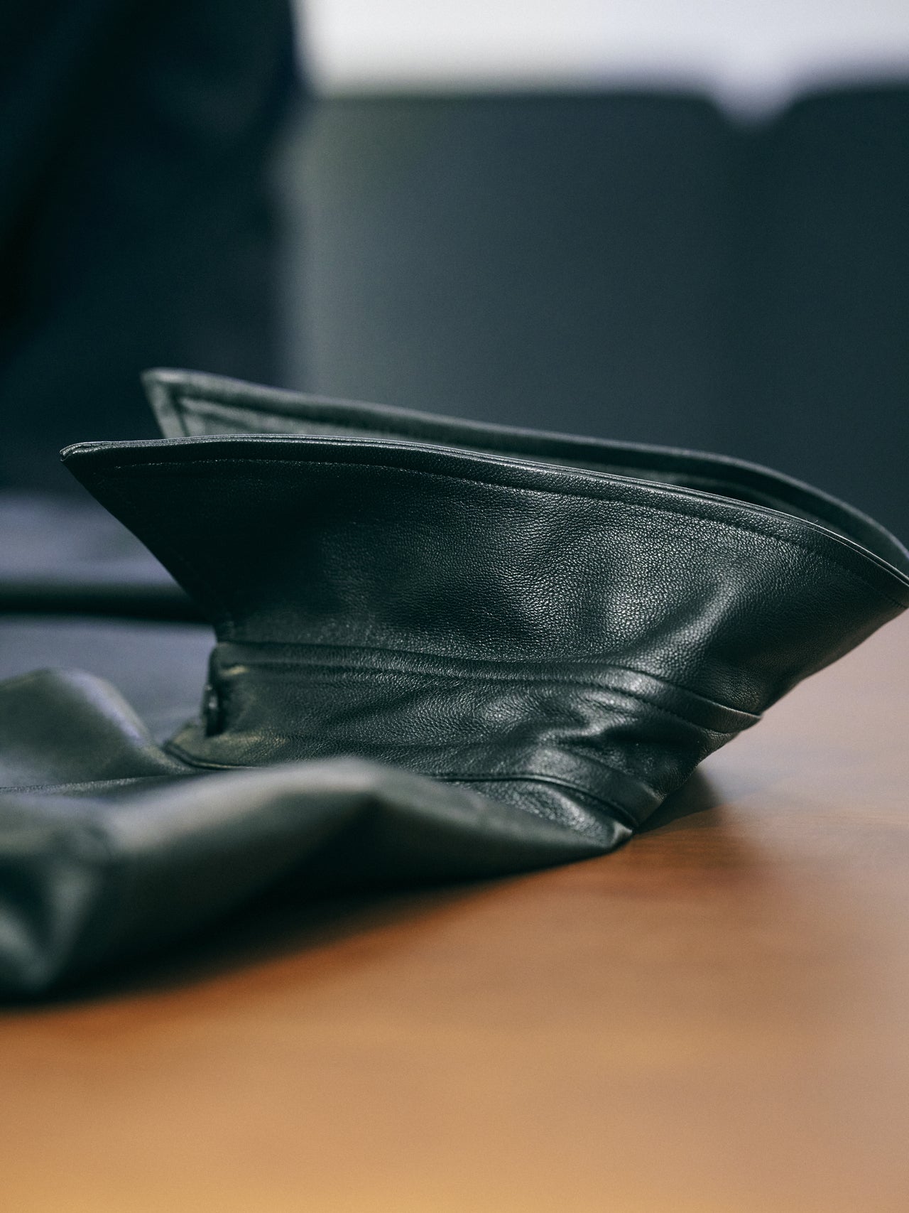 オシャレな人が買ってよかったカルのレザーシャツの襟2