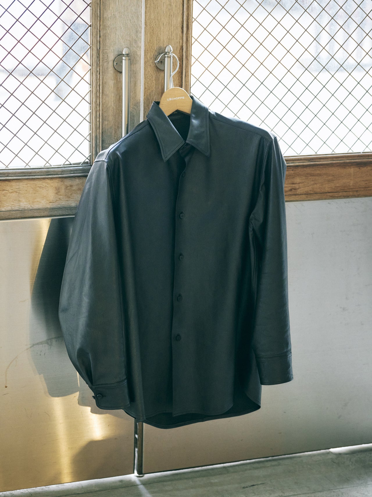 オシャレな人が買ってよかったカルのレザーシャツ