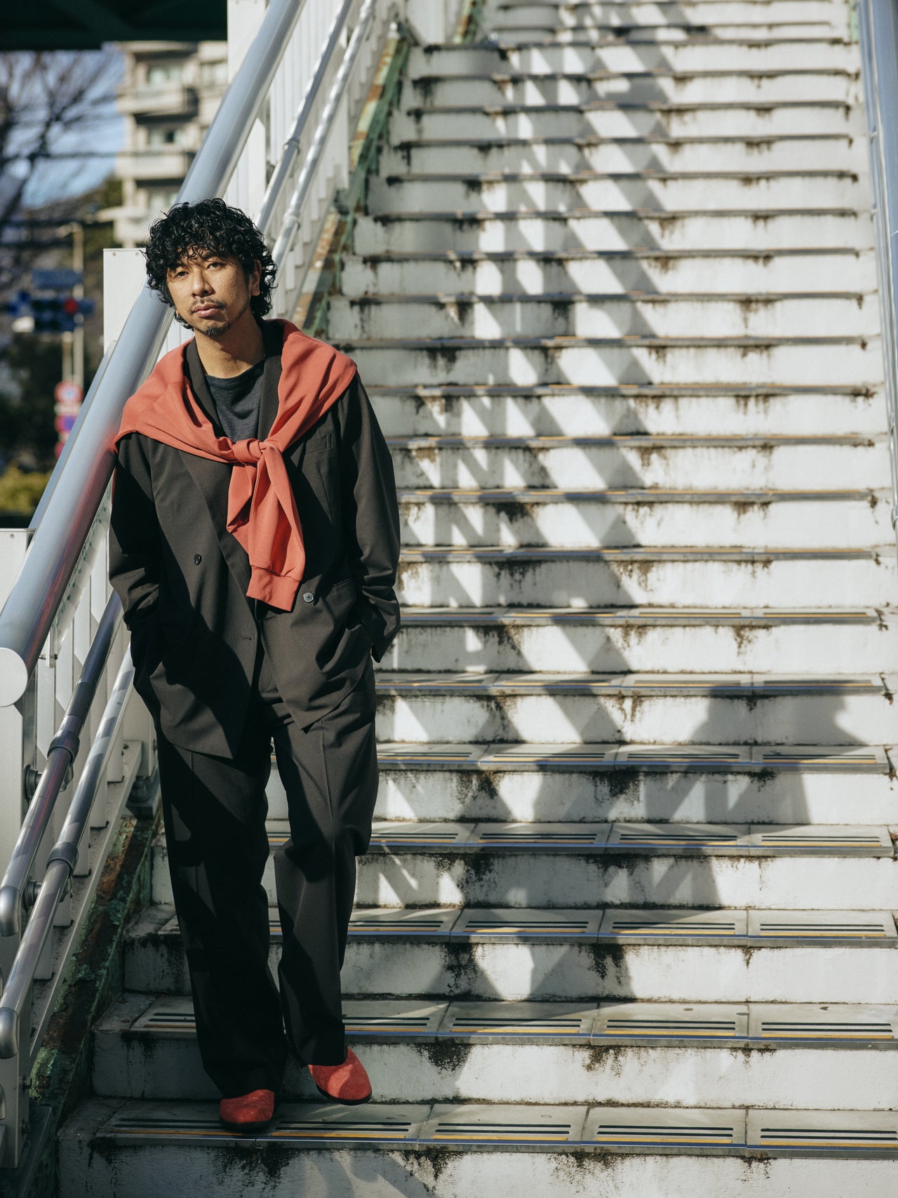 〈FYSKY〉のミュールサンダルの着こなし