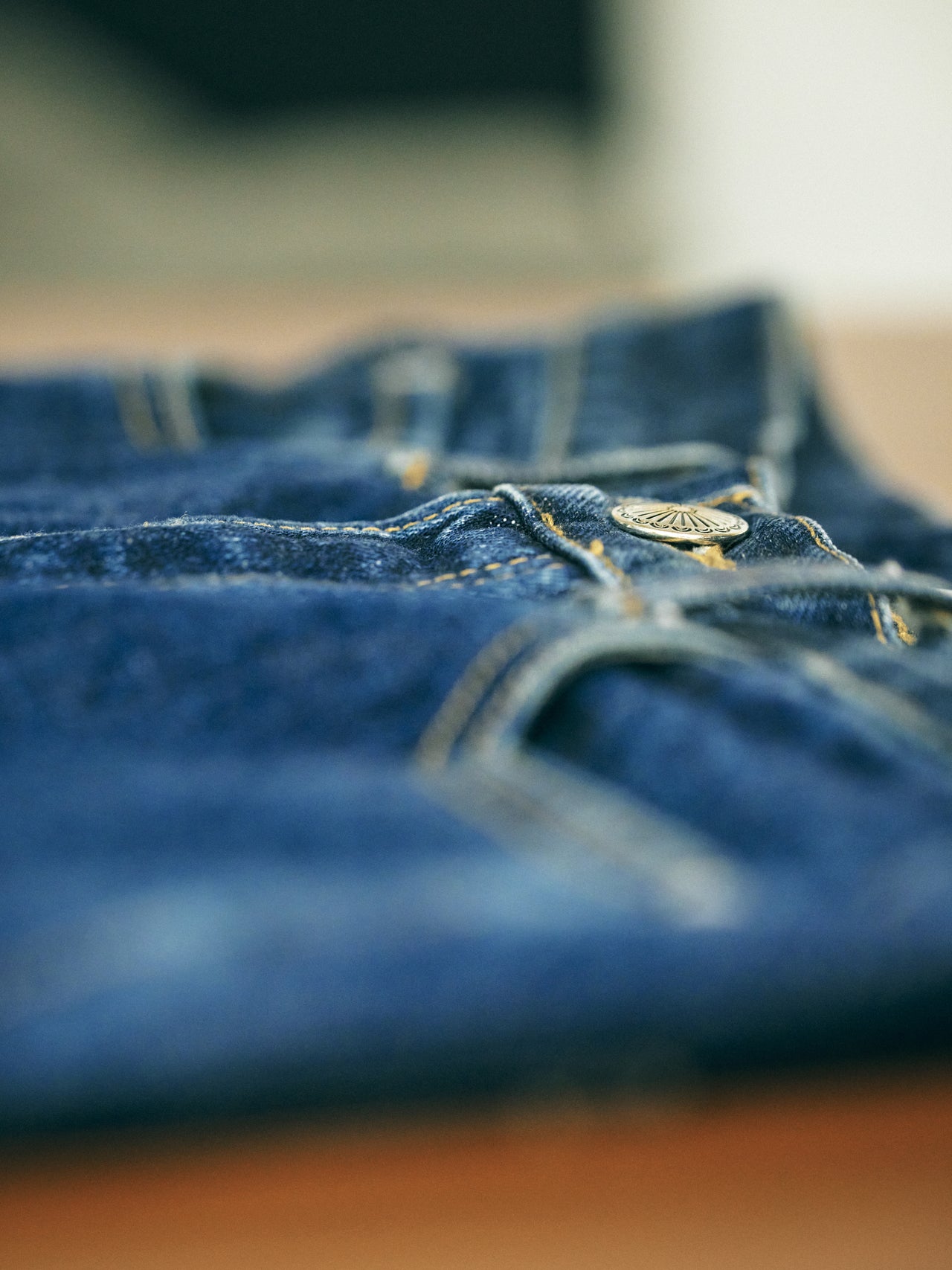 オシャレな人が買ってよかった〈erEvan〉のデニムパンツの素材感