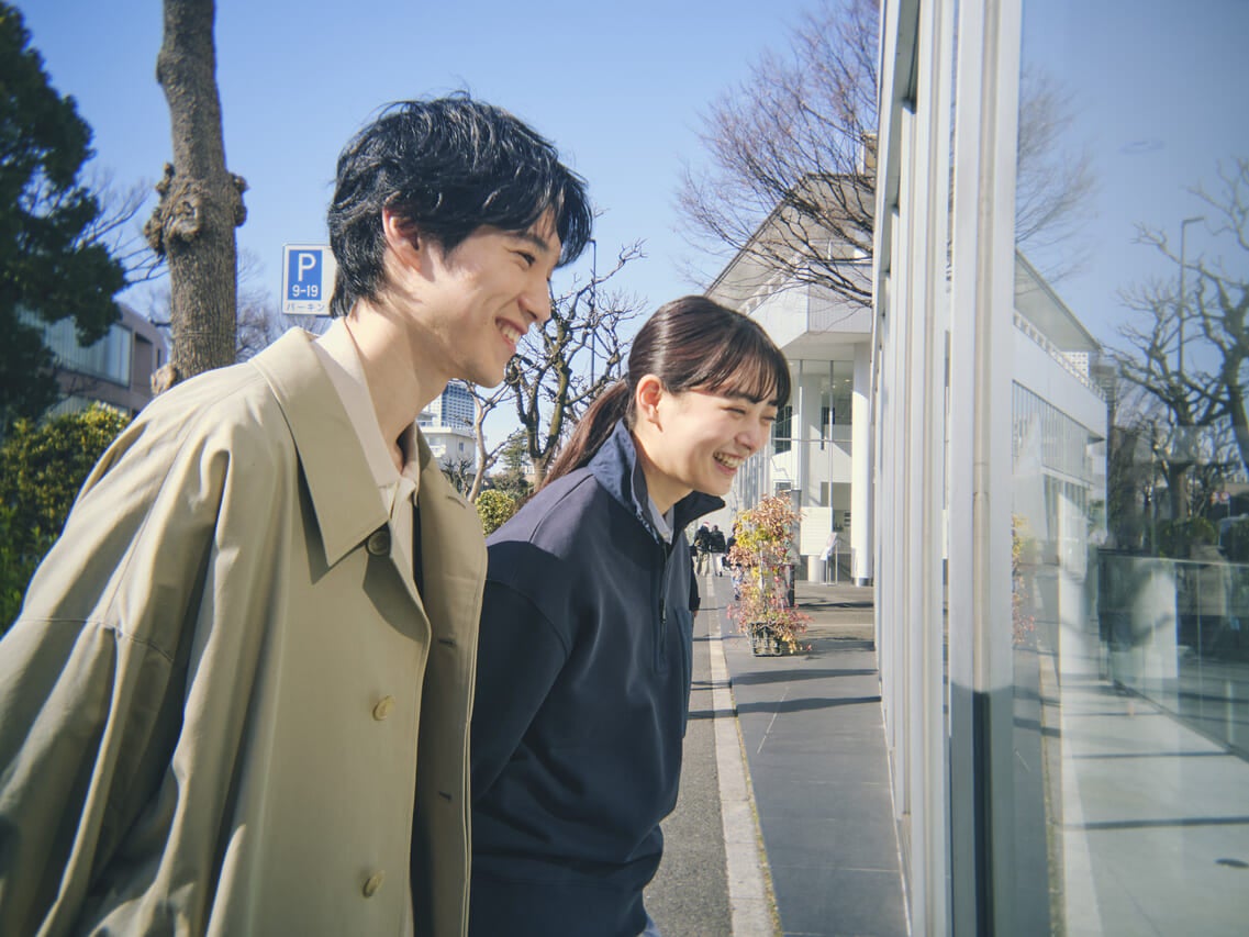 結婚指輪を探すカップル