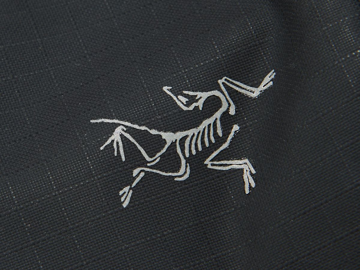 大人な「アークテリクス」の黒ショルダー。サイズ感もフォルムも、使い勝手も、“春にちょうどいい理想形”が見つかった！[ARC’TERYX]