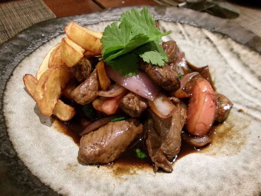 多国籍料理を食べ歩き。ペルーの肉料理「ロモ・サルタード」は新感覚の美味さ[稲井孝太朗ブログ]
