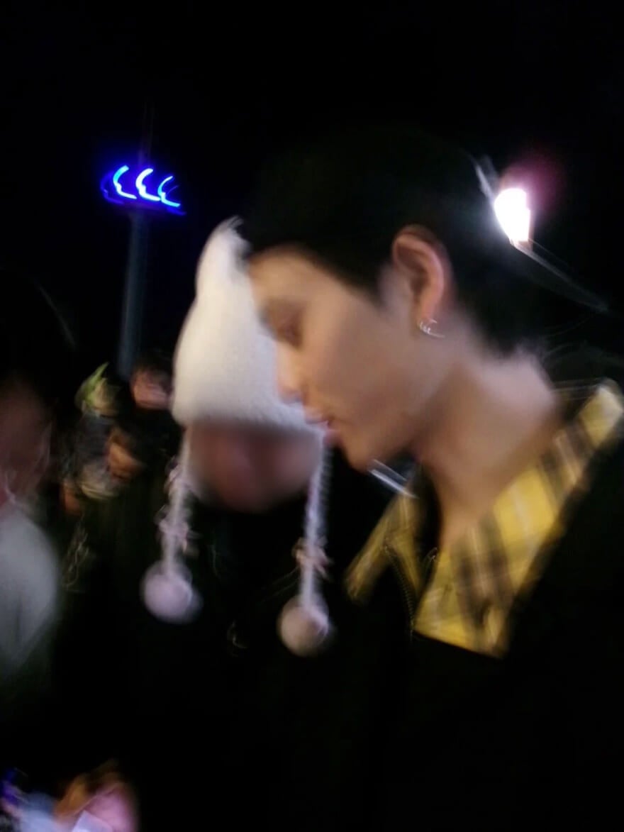 ディズニーランドでの小方蒼介。チェックのシャツの襟が見えている