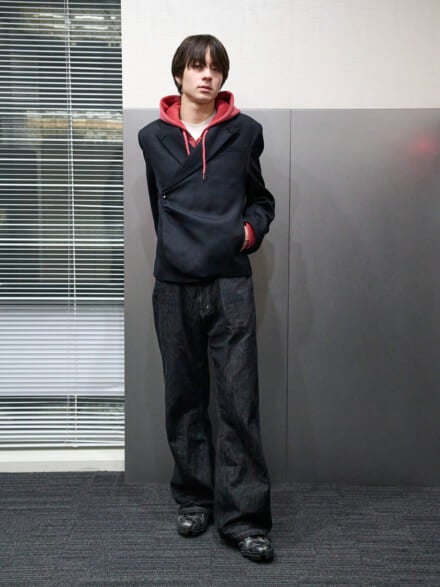 [松岡 光] 即購入の「プーマ」と「ガディット アノ二ム」のコラボスニーカーに「アーダーエラー」の“普通じゃない”テーラードを合わせて【メンズノンノモデルの私服スナップ】