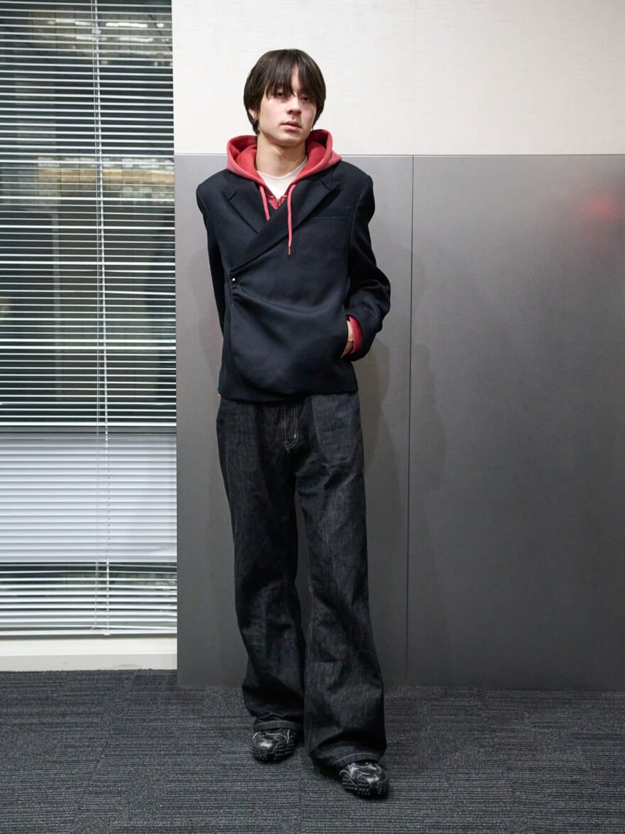 [松岡 光] 即購入の「プーマ」と「ガディット アノ二ム」のコラボスニーカーに「アーダーエラー」の“普通じゃない”テーラードを合わせて【メンズノンノモデルの私服スナップ】
