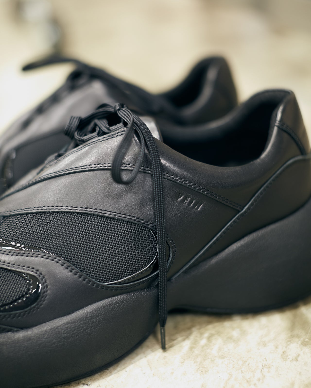 メンズファッションブランドVEINのスニーカー２