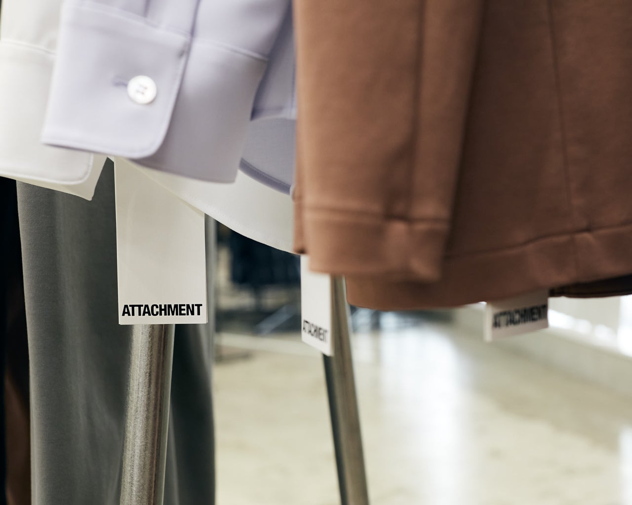 榎本光希さんのアトリエに並んだATTACHMENTの洋服とタグ