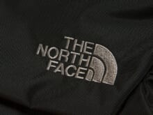 「ザ・ノース・フェイス」の春に買うべき“黒名品”。街にもフェスにも使える１万円以下のショルダーバッグが高機能すぎた！[THE NORTH FACE]