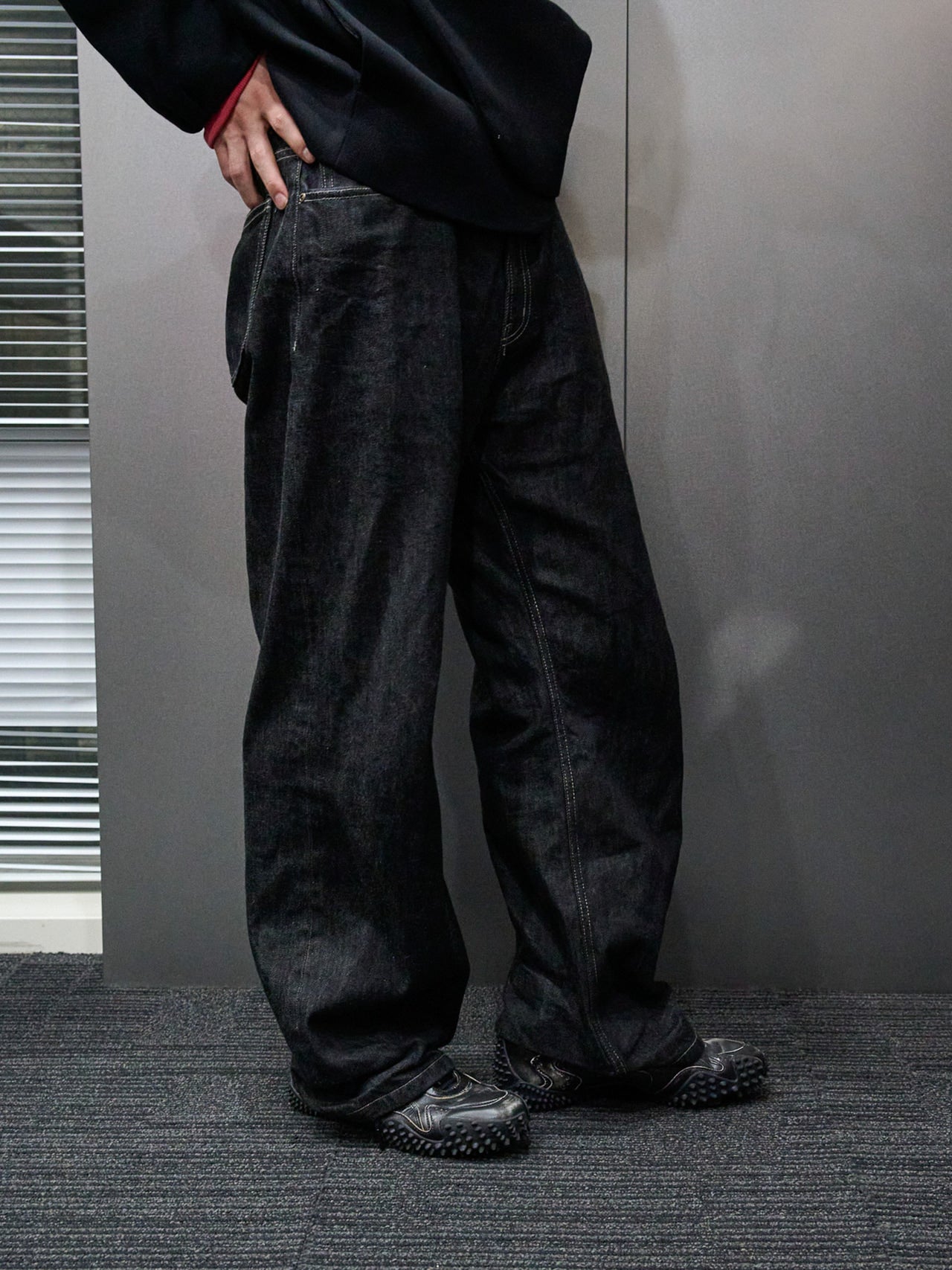 松岡光＿冬私服スナップパンツサイド