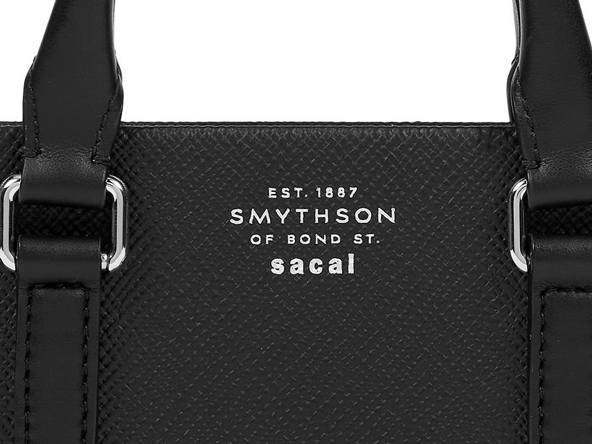 「サカイ」と「スマイソン」がコラボを発表！クラシックと遊び心が融合したレザーアイテムに注目！