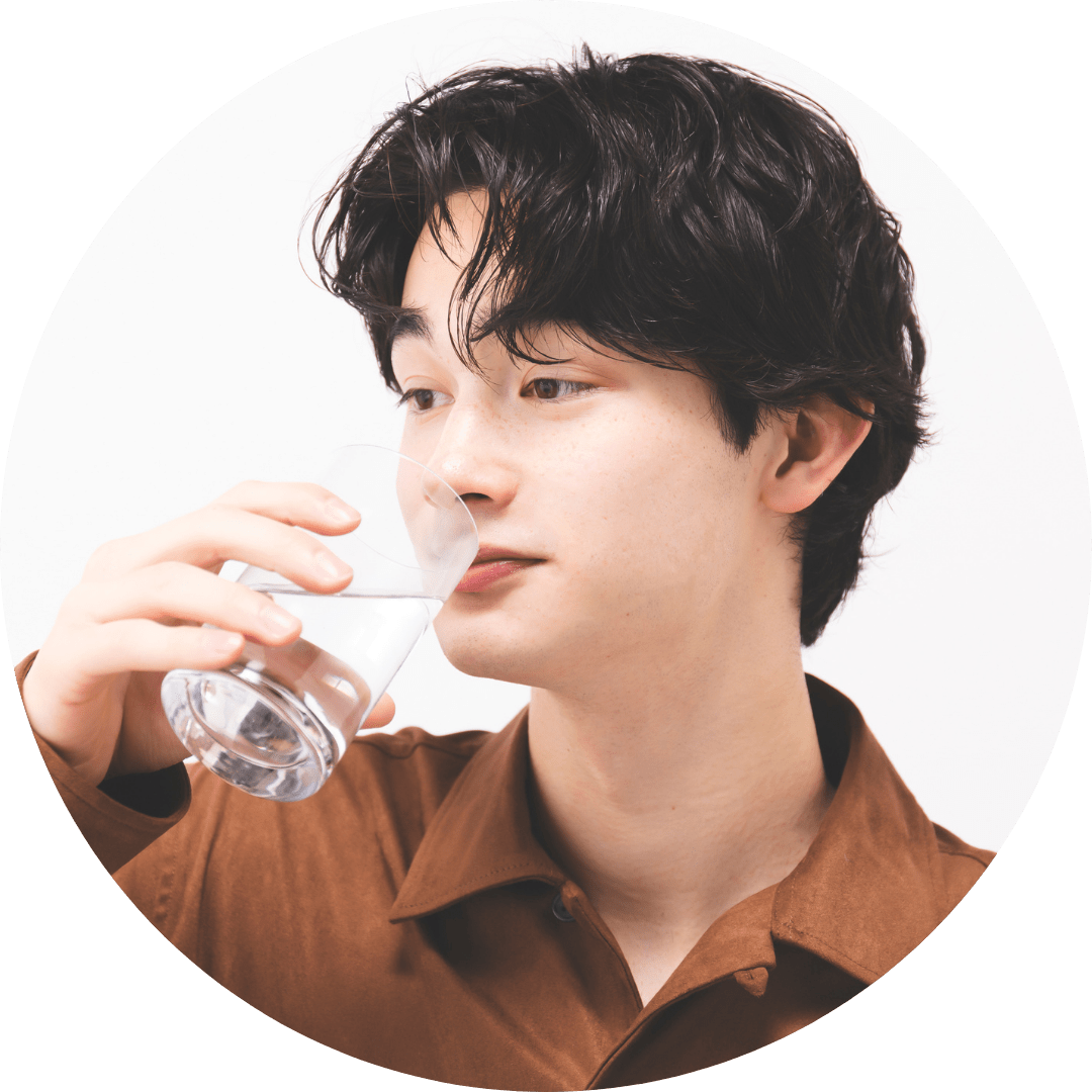 乾燥肌を改善するために水分補給をしているイメージ