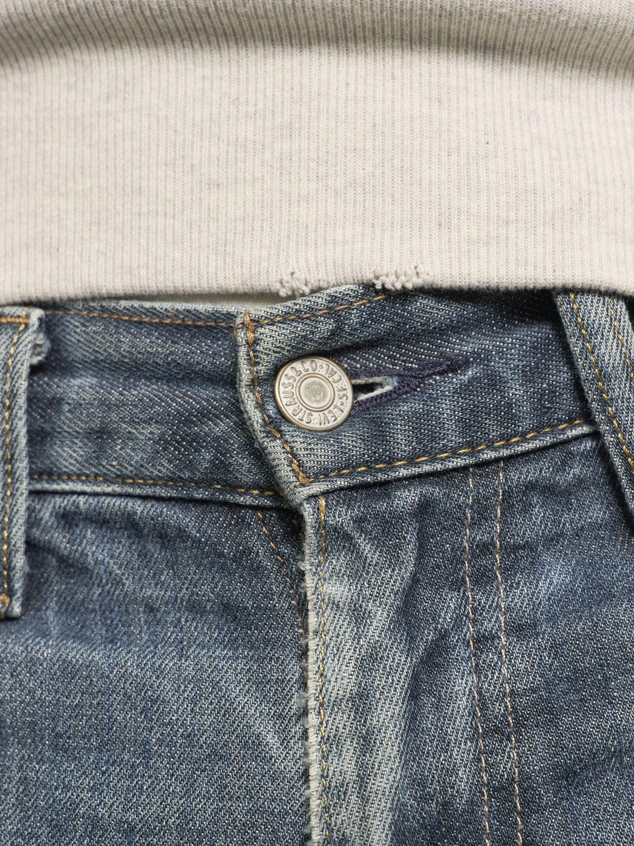 リーバイス&reg;のジーンズのボタン