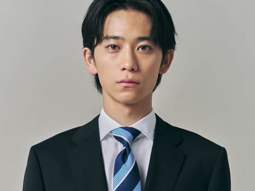 「黒スーツ」の正解着こなし。「グリーンレーベル リラクシング」の機能派を選んで差をつける。