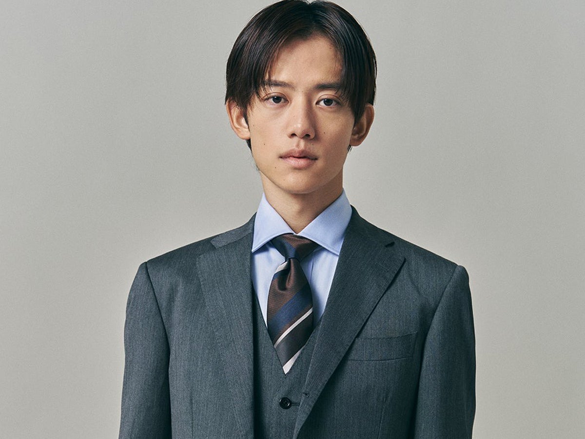 「グレースーツ」の正解着こなし。大人好印象を狙うなら「麻布テーラー」のオーダースリーピースで。