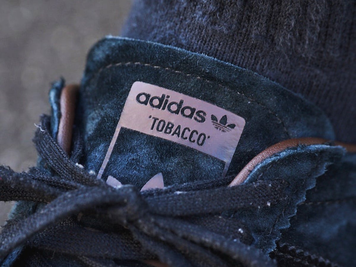 いま「黒いアディダス」に惹かれる。オールブラックなスタンスミス、特別なタバコ...正解スニーカースタイル５選！