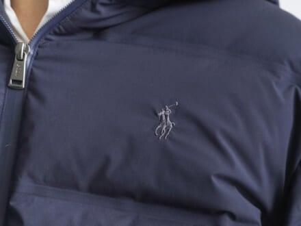 ポロ ラルフ ローレン、モンベル...「大人ネイビー」なダウンの正解着こなし５選。デニムやスニーカーを格上げする品の良さに注目！