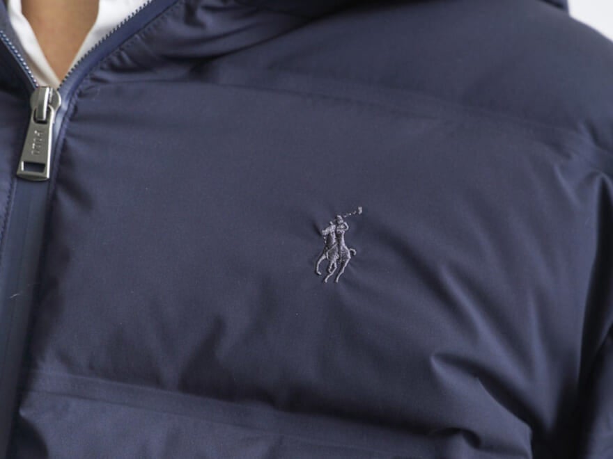 ポロ ラルフ ローレン、モンベル...「大人ネイビー」なダウンの正解着こなし５選。デニムやスニーカーを格上げする品の良さに注目！