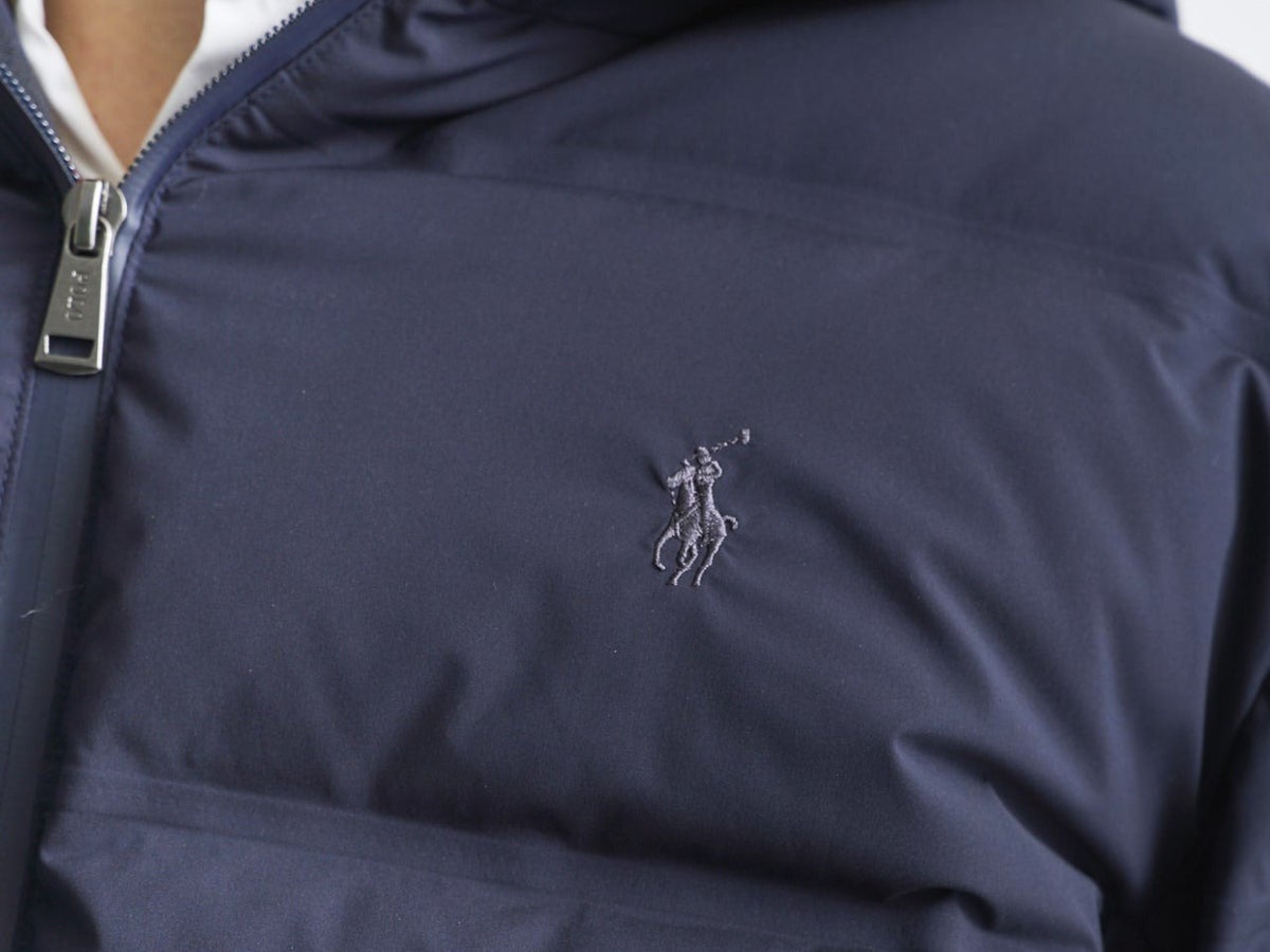 ポロ ラルフ ローレン、モンベル...「大人ネイビー」なダウンの正解着こなし５選。デニムやスニーカーを格上げする品の良さに注目！