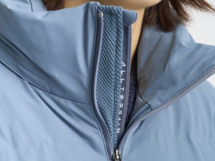 なんであえてその色を？オシャレな人の「大人カラーダウン」の正解着こなし11選！街に映える名品が冬コーデのグッドアクセントに！