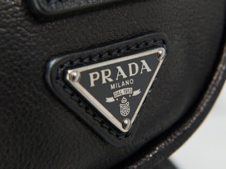 「プラダ」で春に向けて買うべき新作“黒バッグ”を発見！ バッファローレザーのダッフルタイプが着こなしを格上げしてくれる！［PRADA］