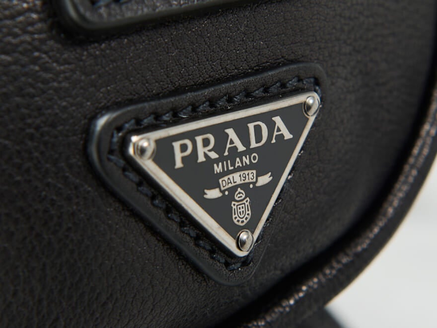 「プラダ」で春に向けて買うべき新作“黒バッグ”を発見！ バッファローレザーのダッフルタイプが着こなしを格上げしてくれる！［PRADA］