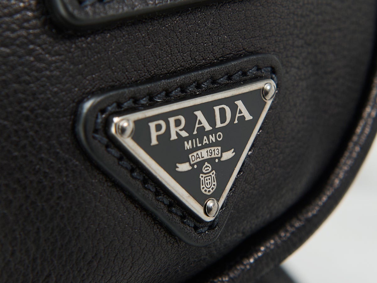 「プラダ」で春に向けて買うべき新作“黒バッグ”を発見！ バッファローレザーのダッフルタイプが着こなしを格上げしてくれる！［PRADA］