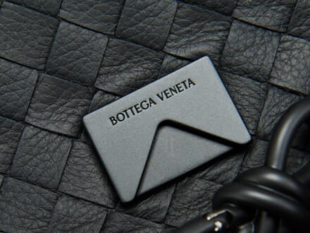「ボッテガ・ヴェネタ」で春に向けて買うべき新作&ldquo;黒レザーバッグ&rdquo;！ イントレチャート＆ノットディテールのアイコニックなメッセンジャーに注目！［Bottega Veneta］