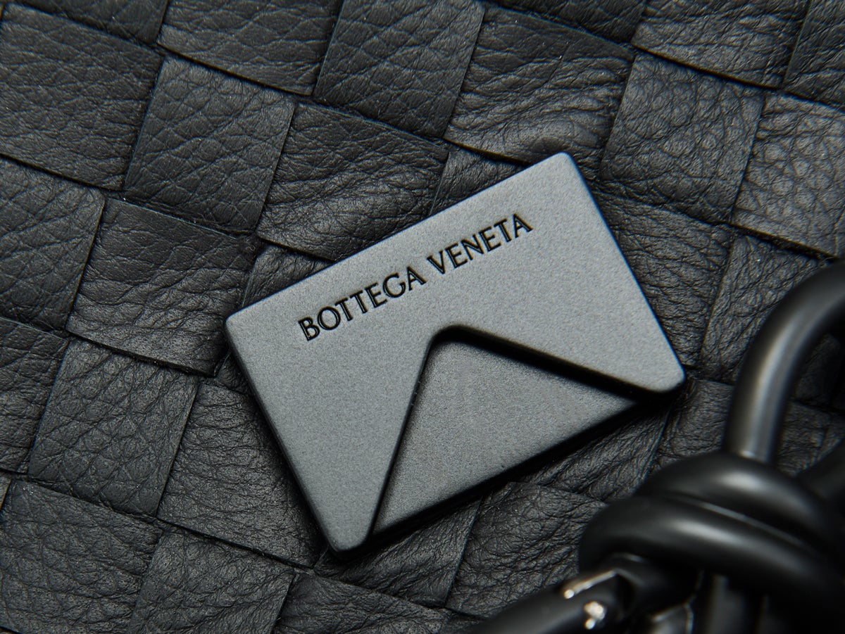 「ボッテガ・ヴェネタ」で春に向けて買うべき新作“黒レザーバッグ”！ イントレチャート＆ノットディテールのアイコニックなメッセンジャーに注目！［Bottega Veneta］