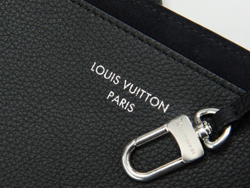 「ルイ・ヴィトン」で春に向けて買うべき新作“黒レザーバッグ”！ リバーシブルで使えるショルダーバッグに注目！［Louis Vuitton]