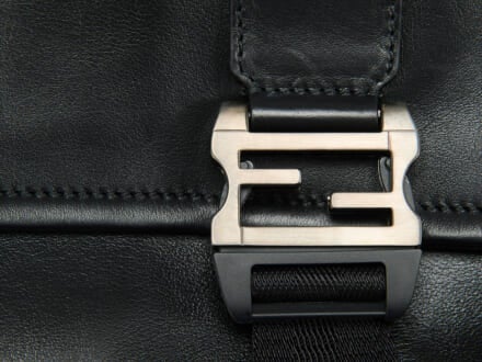 「フェンディ」で春に向けて買うべき新作“黒レザーバッグ”！ モダンかつラグジュアリーに生まれ変わったメッセンジャーバッグに注目。[FENDI]