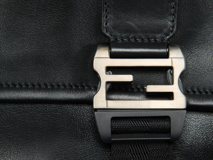 「フェンディ」で春に向けて買うべき新作“黒レザーバッグ”！ モダンかつラグジュアリーに生まれ変わったメッセンジャーバッグに注目。[FENDI]