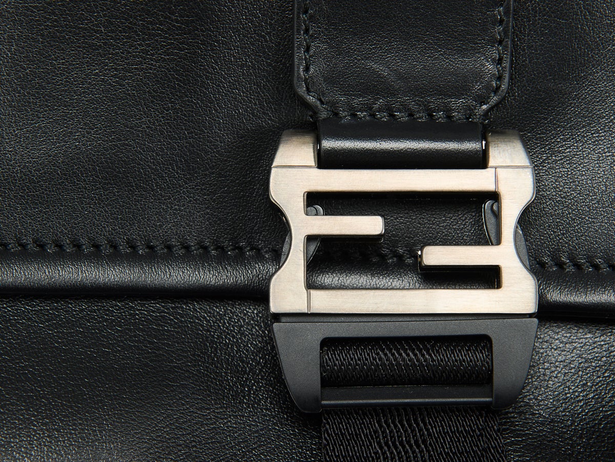 「フェンディ」で春に向けて買うべき新作“黒レザーバッグ”！ モダンかつラグジュアリーに生まれ変わったメッセンジャーバッグに注目。[FENDI]