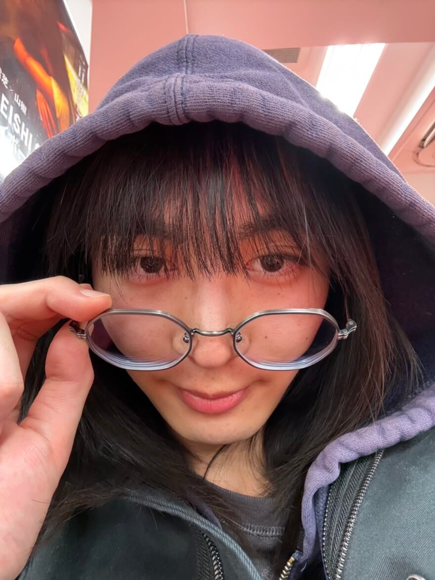 とよふくの眼鏡をかけた海谷遠音