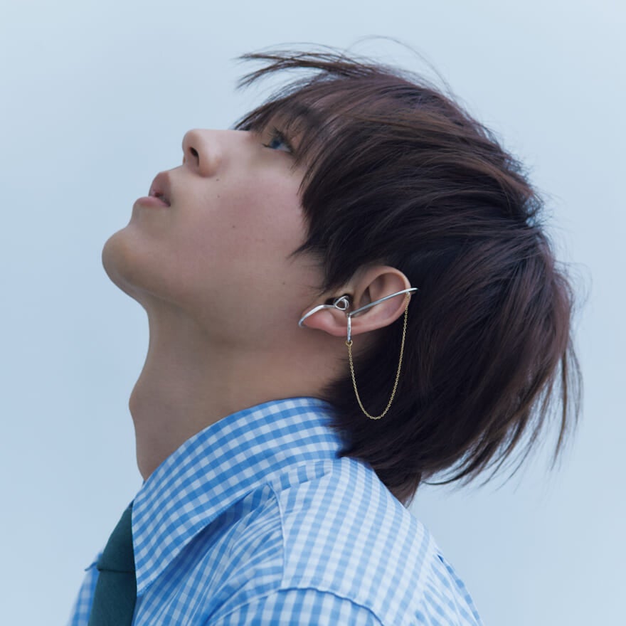 ジュエッテのイヤーカフを着用する水沢林太郎