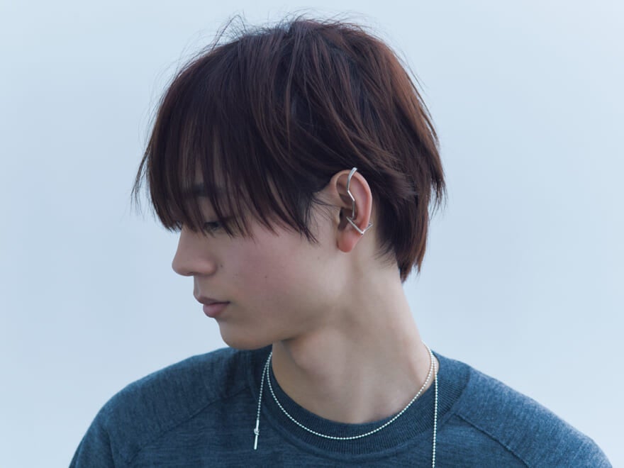 Jouete（ジュエッテ）の男女兼用ジュエリー「トーンカフ」を着用する水沢林太郎