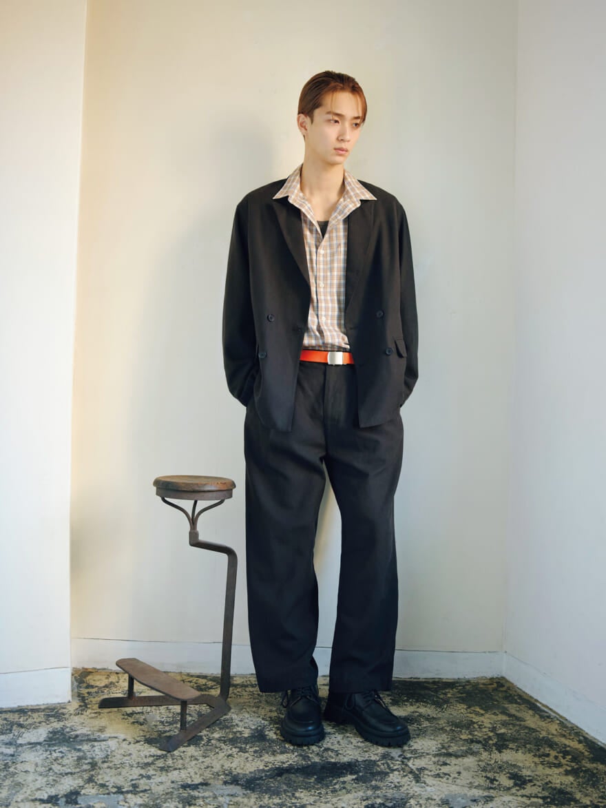 ニコアンドのカジュアルなセットアップを着用するメンズノンノモデルの野村康太