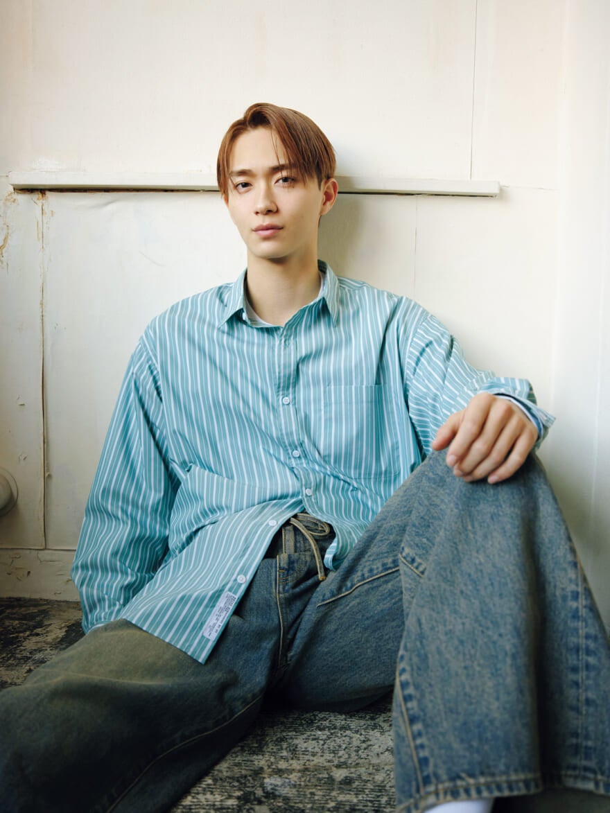 ニコアンドの春物のストライプシャツを着用するメンズノンノモデルの野村康太