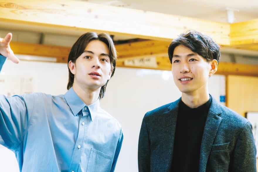 佐賀県庁に勤務するデザインファシリテーターの森貴洋さんと、メンズノンノモデルの松岡光